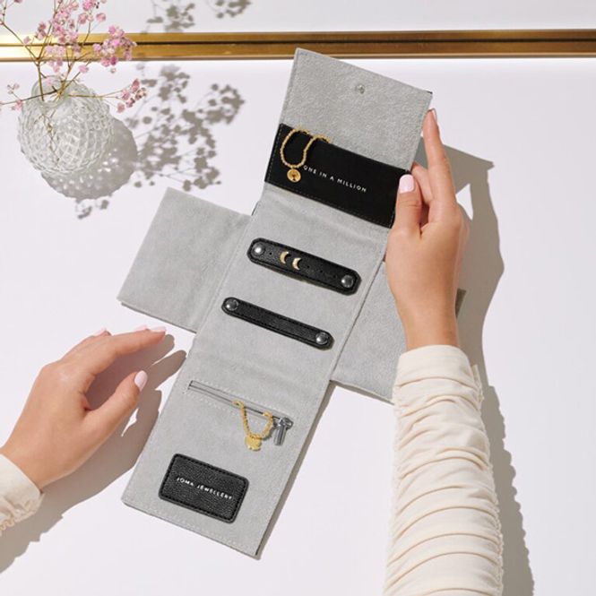 Hovedbilde Smykkeskrin ONE IN A MILLION svart Joma Jewellery 