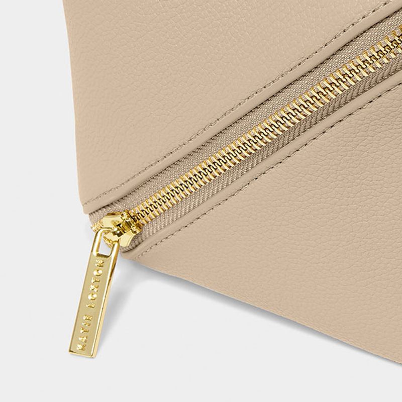 Toalettmappe m skrå glidelås beige Katie Loxton